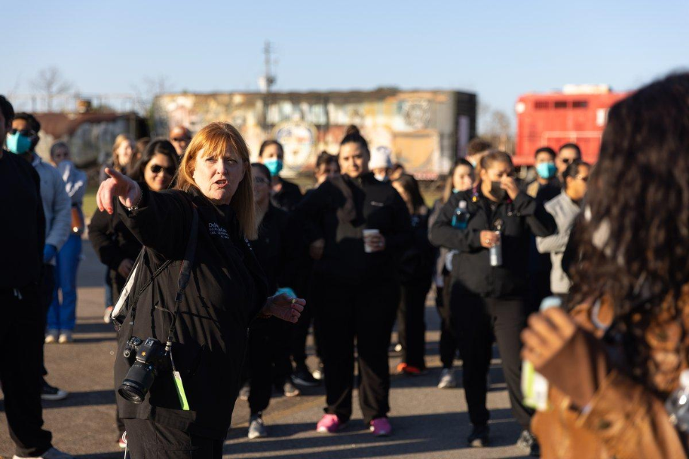 Deborah McCrea, EdD, MSN, RN, shows students key triage locations, which are color-coded depending on the severity of the victim's condition. (Photo by Rogelio Catro/UTHealth Houston) Deborah McCrea, EdD, MSN, RN,向学生们展示了关键的分诊位置,这些位置根据受害者的严重程度用颜色编码。(摄影:罗格里奥·卡特罗/UTHealth Houston)