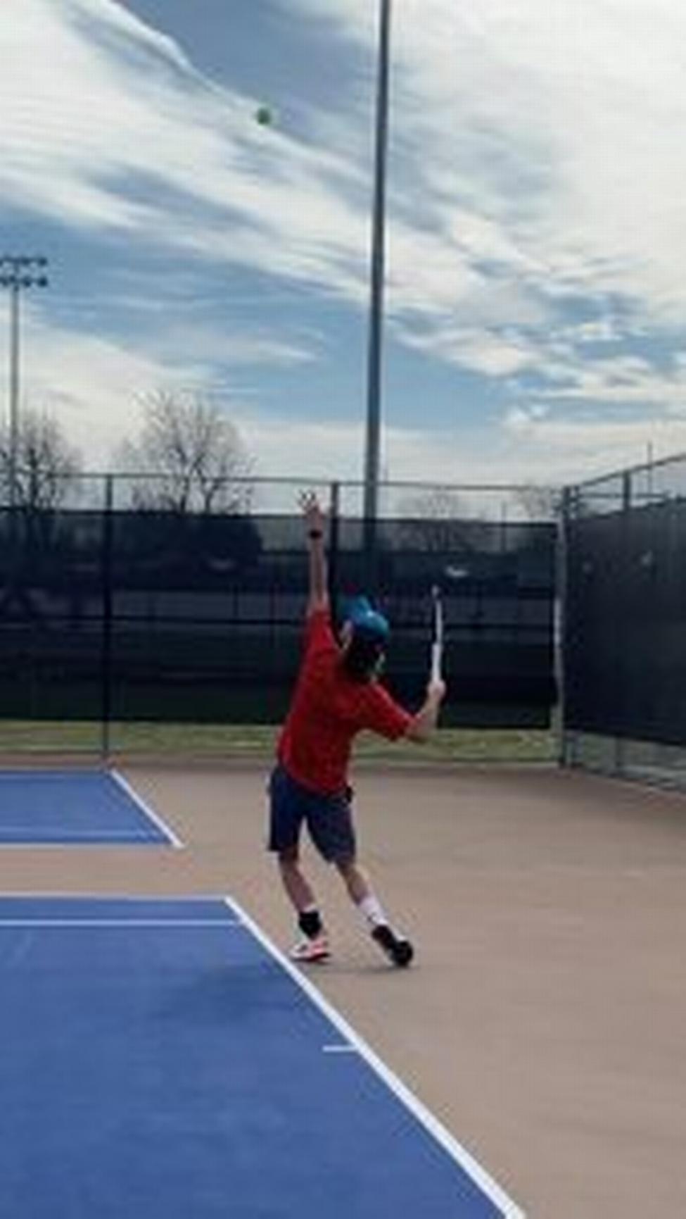 卢克·亨利（Luke Henley）打网球的照片。在多次手术后，他打球网球的梦想似乎遥不可及。（照片由亨利家族提供）