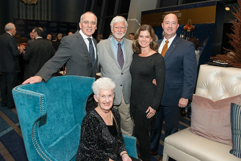 UTHealth主席朱塞佩·n·Colasurdo博士(左)与斯坦利分享微笑家族在2018年星座联欢晚会。从左到右是Alvern斯坦利和比尔与他们的女儿莎丽和她的丈夫布莱恩妖怪。
