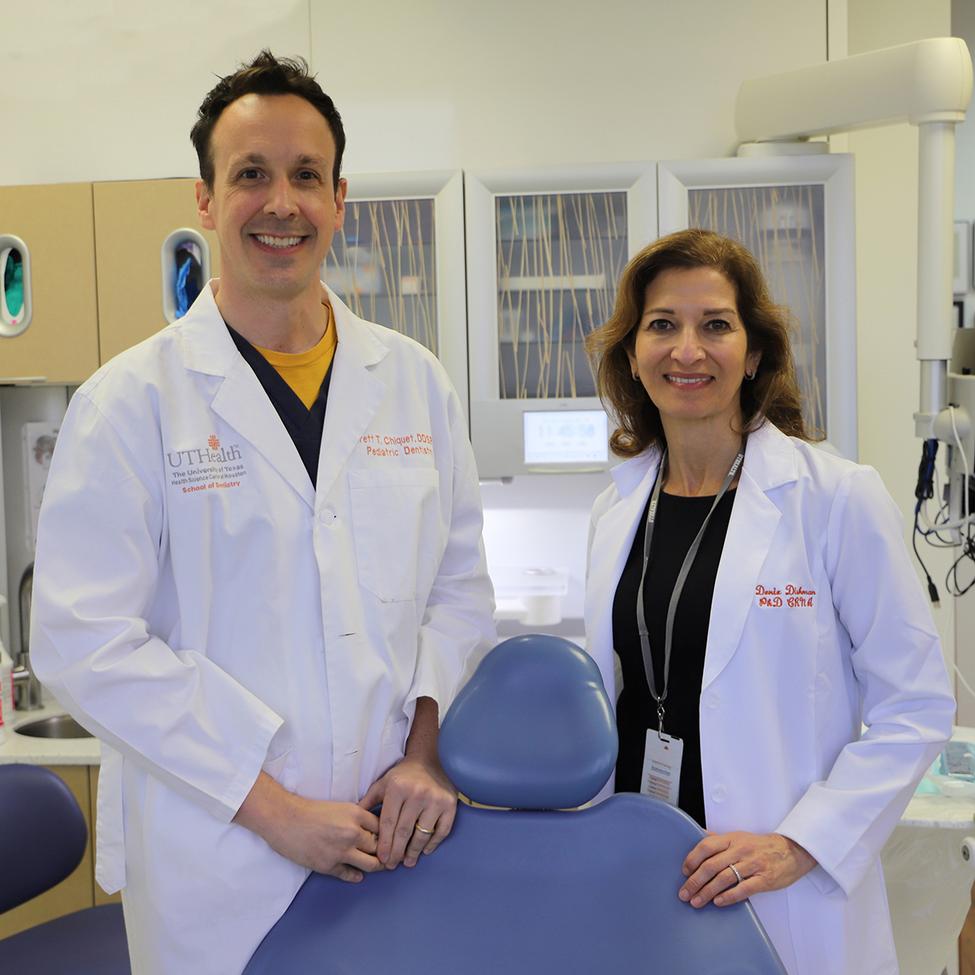 CRNA的DDS博士和助理教授Deniz Dishman副教授Brett Chiquet和助理教授正在研究小儿牙科患者办公室镇静剂和相关危险因素后的不良事件。