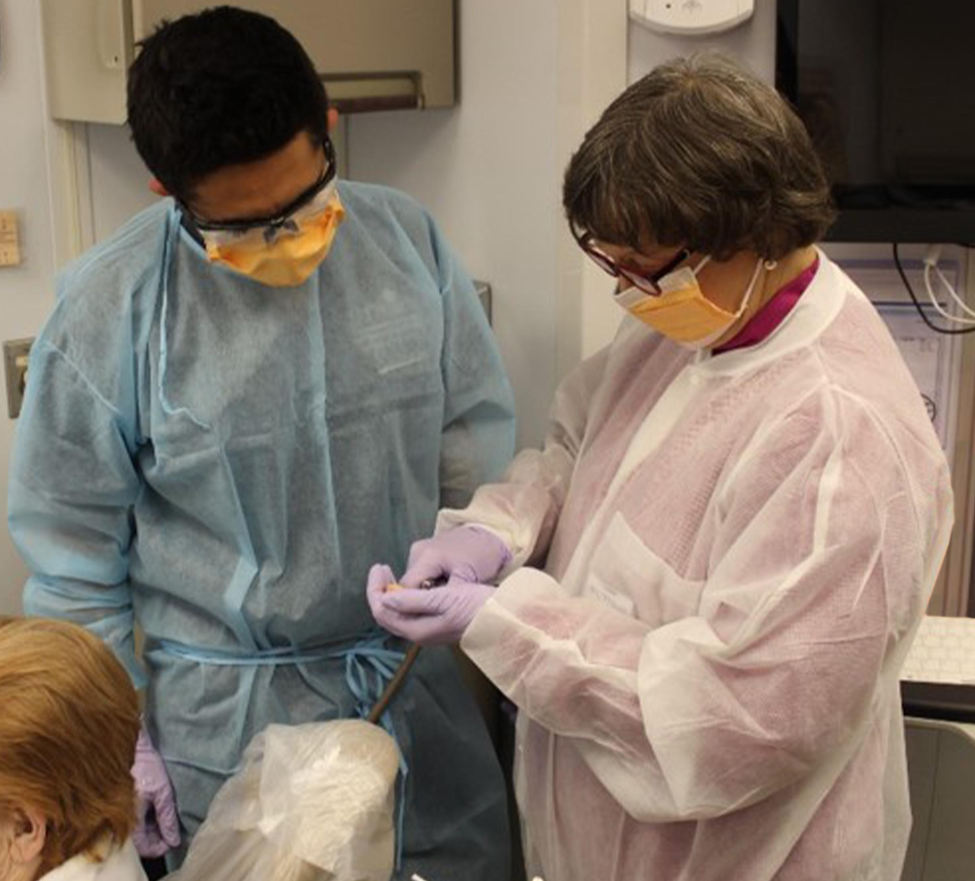 黛布拉·斯图尔特（Debra Stewart）博士（右）在UTSD的成人牙齿货车上进行了为期三周的轮换时监督四年级的牙科学生。