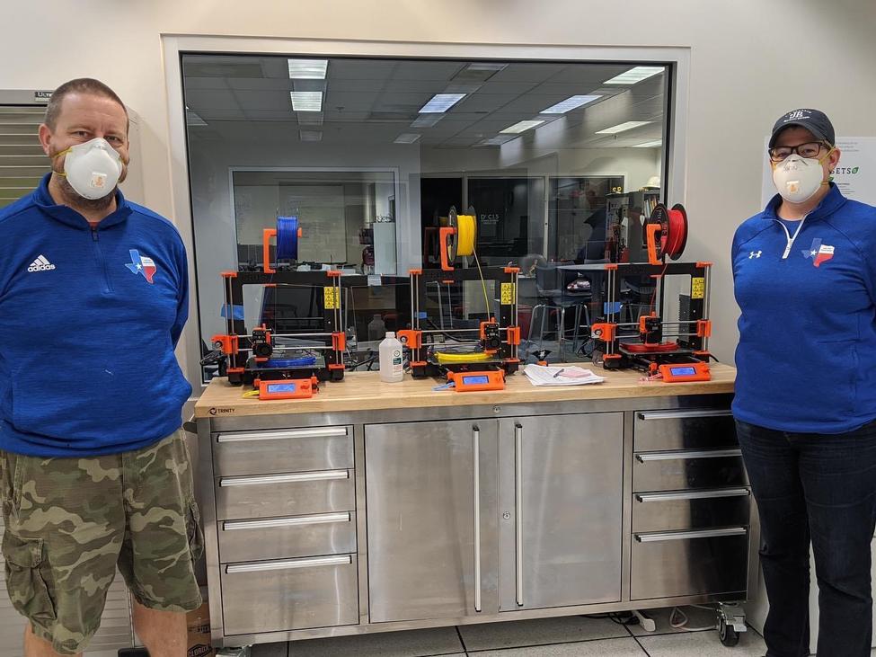 STEM教师詹妮弗·马金斯(右)和同事戴夫·克里布斯站在达拉斯教区圣公会学校的3D打印机旁。