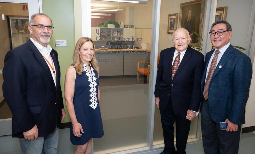 Katz博士(右)参观了部门和他的女儿,金伯利·卡茨(中间左)。也见:Drs。约翰Valenza(左)和马克王。