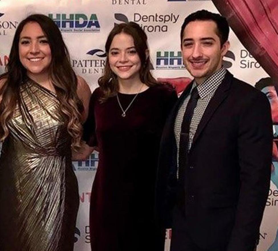 休斯顿西班牙裔牙科协会奖学金（左起）的获得者是克里斯汀·瓦伦苏埃拉，贝伦·迪亚兹和伊恩·卡斯特尔。