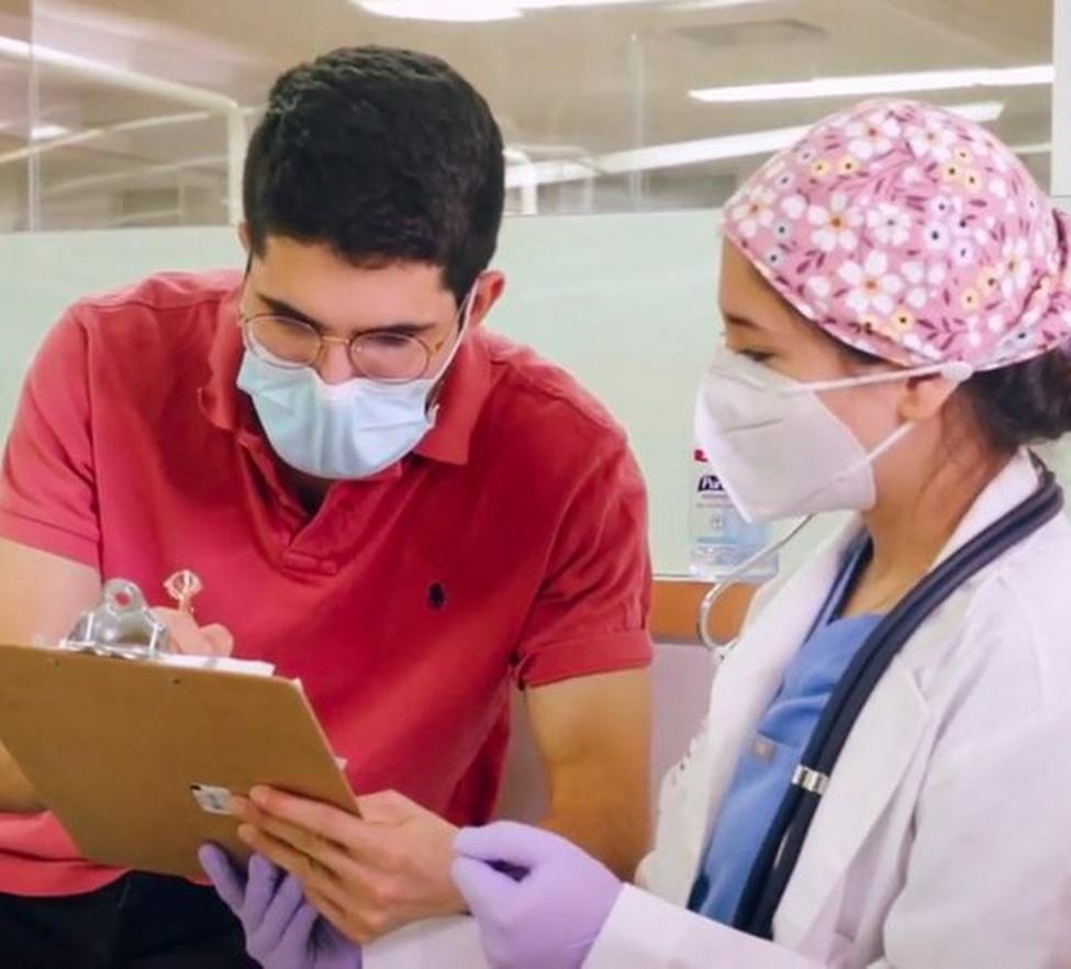 UTSD学生迭戈Rivas(左)和帕特丽夏“单打项目”Nunez HSDA视频表演patient-dentist交易所提交2020年宝洁Orgullo竞争。