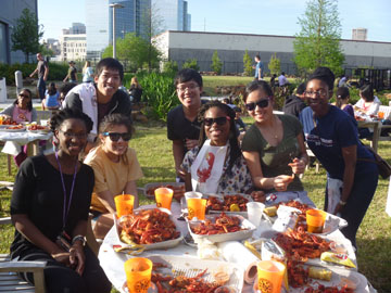 学生们聚在一起吃小龙虾
