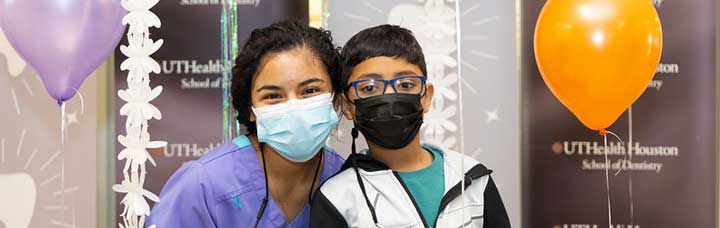 休斯顿牙科学校牙科学校给孩子们一个微笑