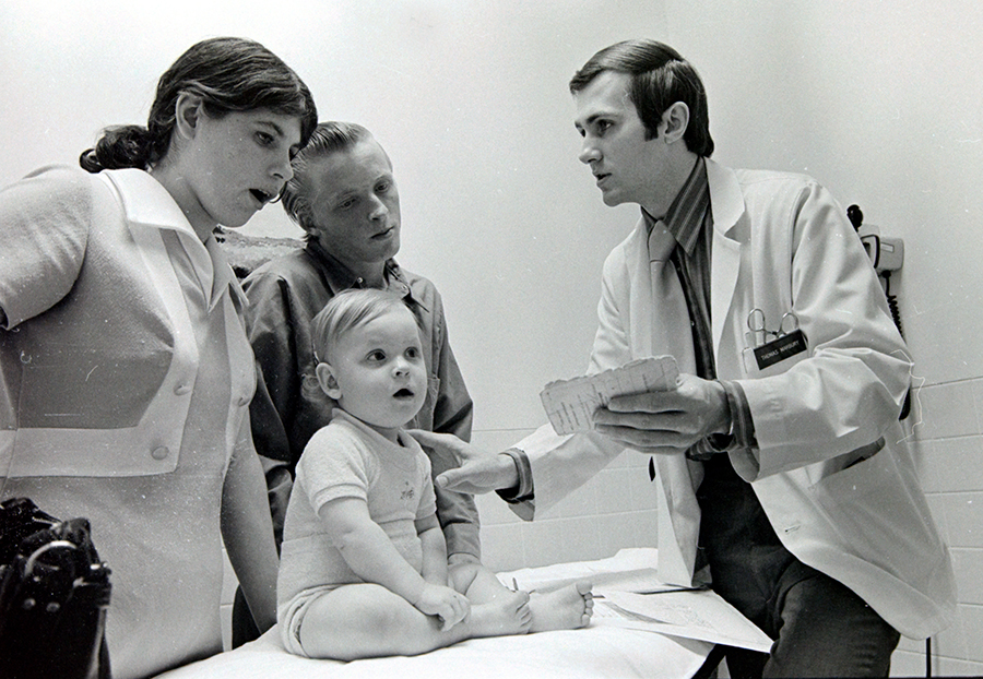 托马斯·马伯里（Thomas Marbury）博士于1974年在纪念市区诊所与一名患者访问。