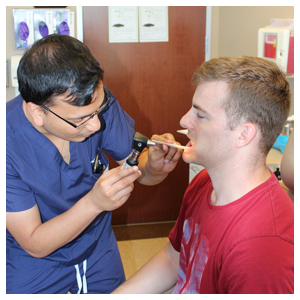 图像从UT医生耳鼻喉科学持有年度免费癌症筛查诊所