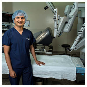图像从Four-Handed手术:机器人切除良性肿瘤的软腭和重建