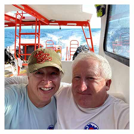 Pam阿瑟顿和她的丈夫在船上