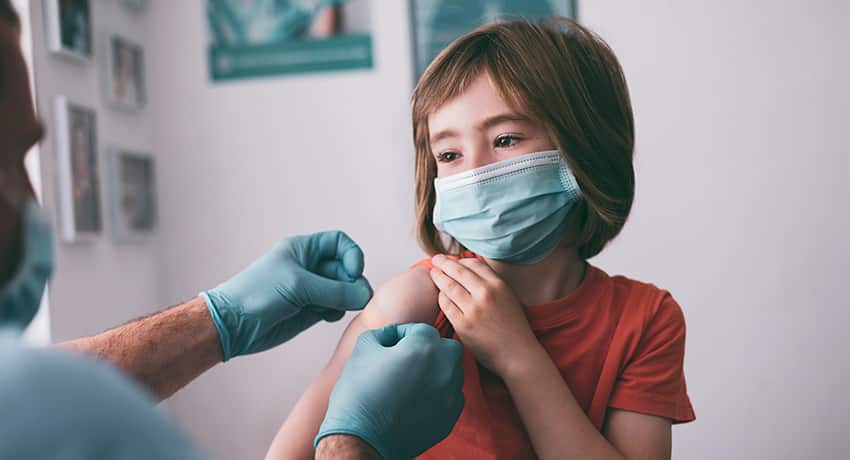 孩子接受疫苗接种