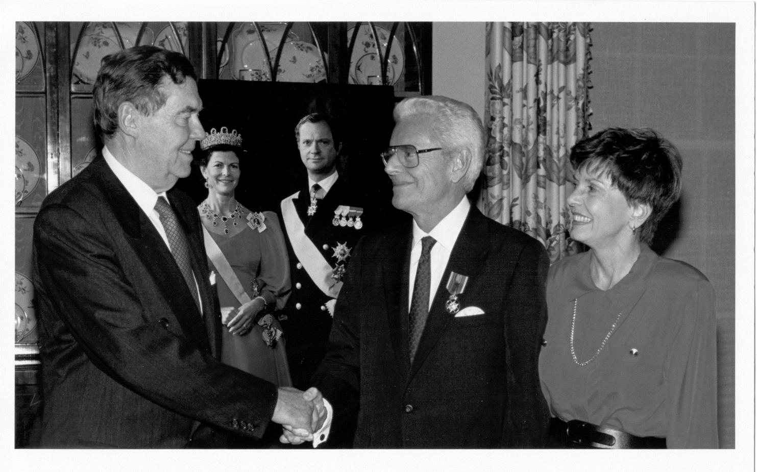 McGovern博士获得了由国王和瑞典女王奖的未身份代表授予休斯顿的皇家奖章（在背景中为图片）