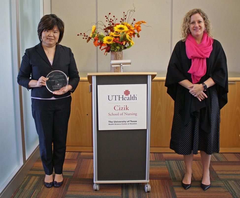 （L-R）埃里卡·尤（Erica Yu）博士获得了迪恩·黛安·圣玛丽亚（Diane Santa Maria）的总统领导奖